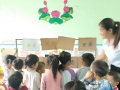 Giờ học làm quen chữ cái của lớp ghép Xuân Mới
